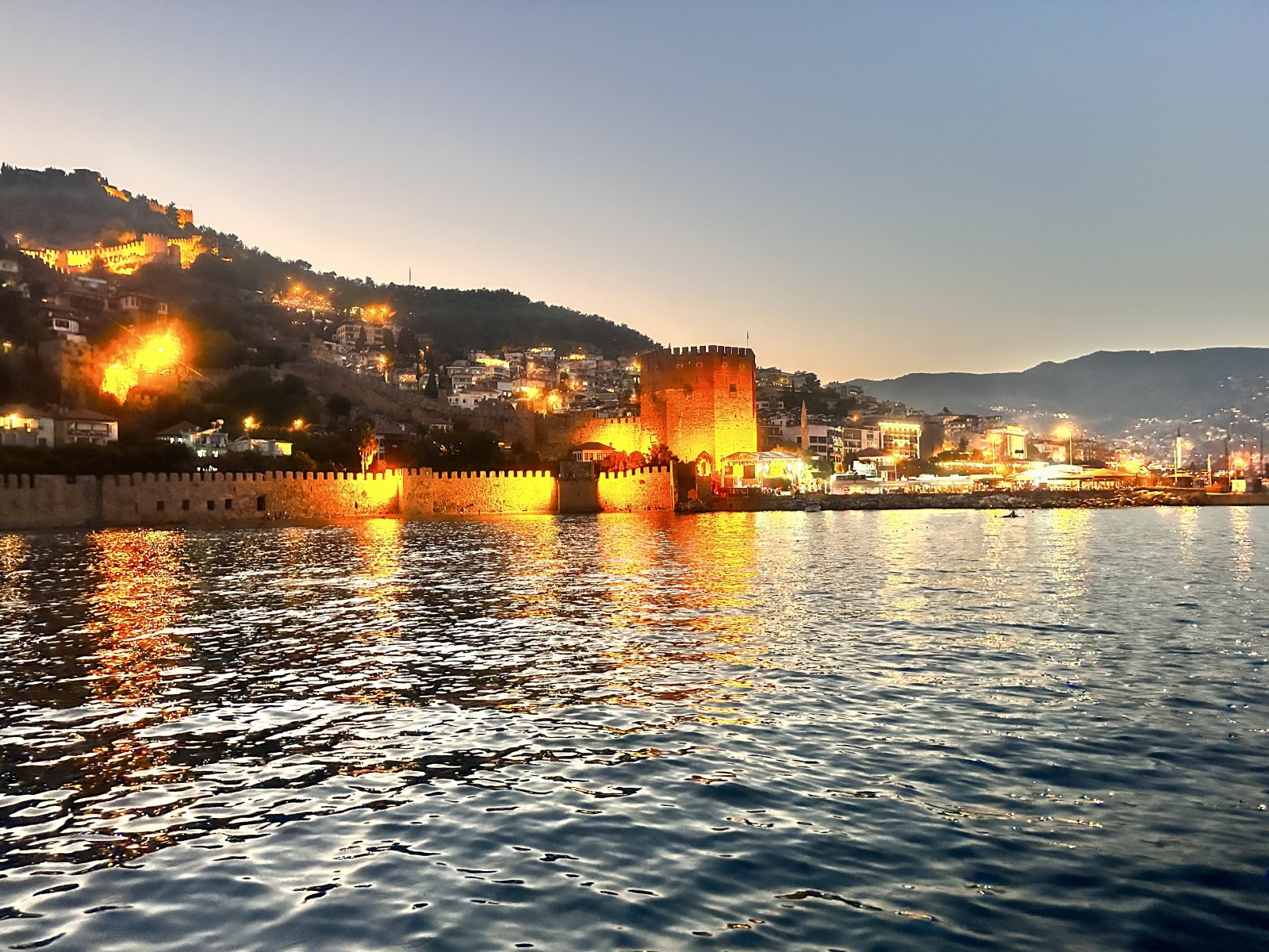 Alanya látképe a Földközi-tenger partján, háttérben a Taurus-hegységgel